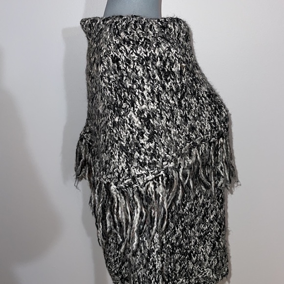 Mac & Jac Knitted Fringe Salt & Pepper Sweater - Picture 5 of 12